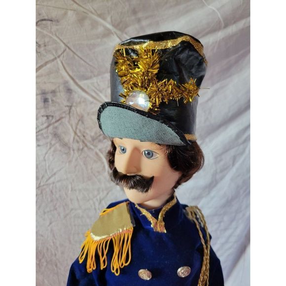 Telco soldier as is motion at Xmas decor - Picture 2 of 8